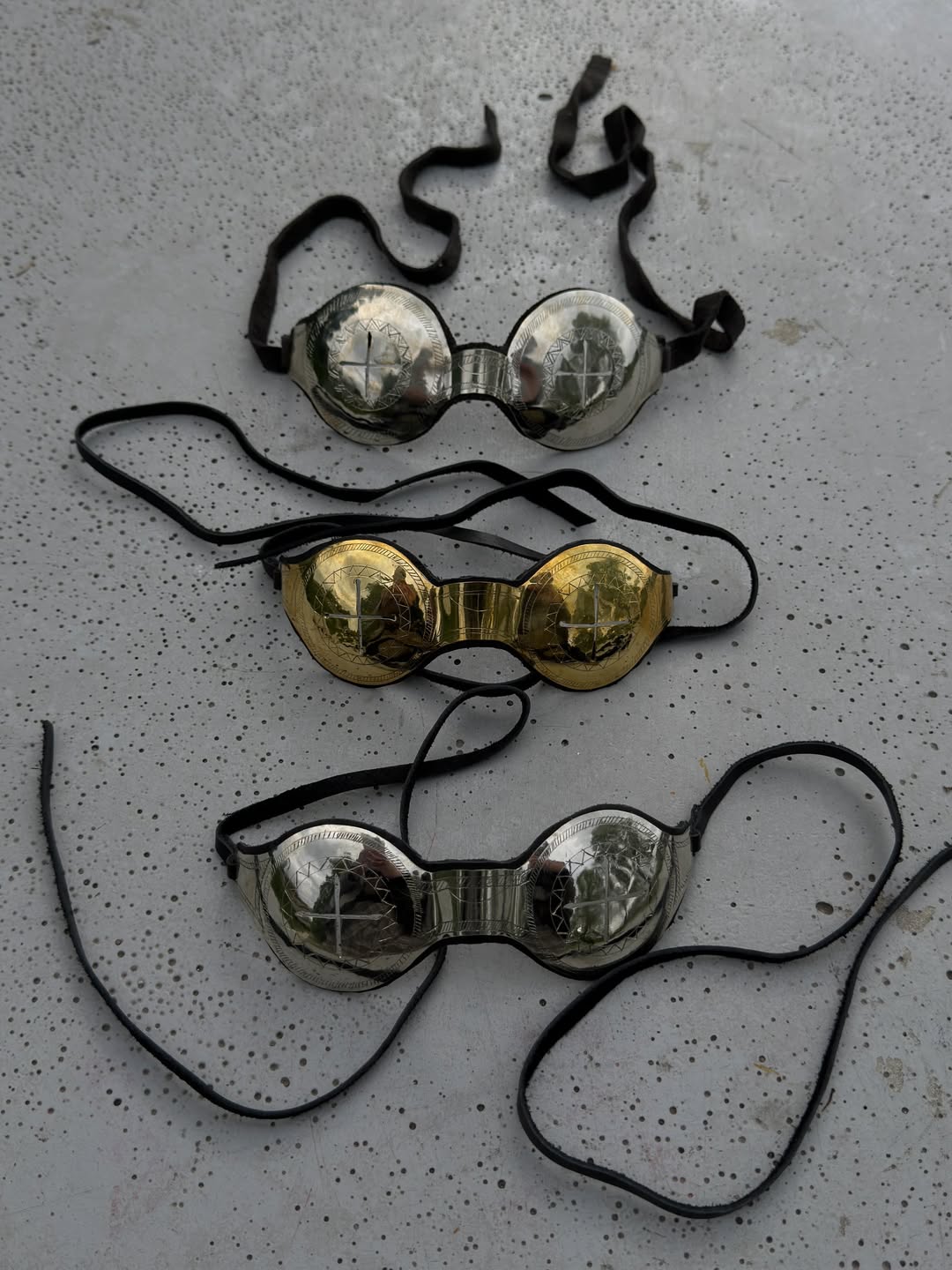 Circle-shape snow goggles in silver and brass — collection group