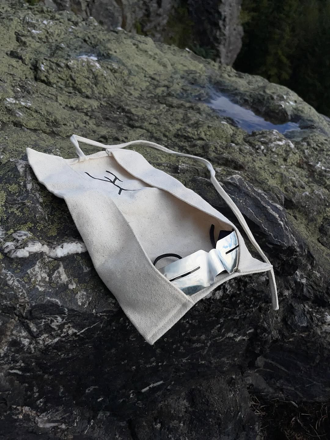 URSUUNA dense cotton wrap case on stone